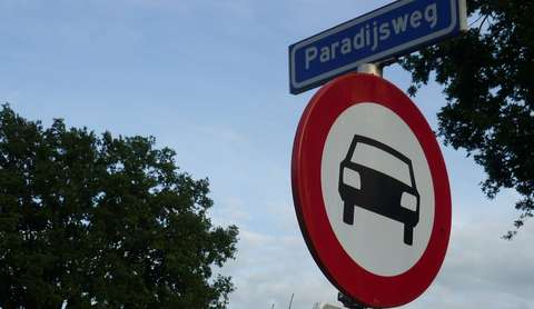 Borden Paradijsweg en verboden voor auto's